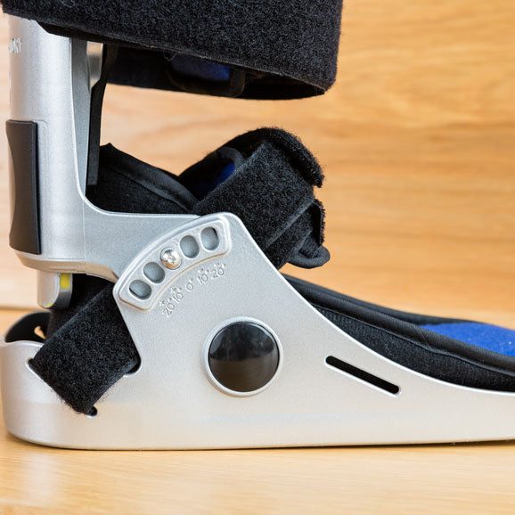 The Equinus brace has ankle joint hinges for gradual and safe strethcing.